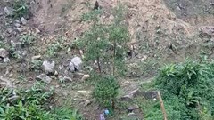 Tiếp tế lương thực cho 10 người dân bị cô lập dài ngày do đi làm rẫy