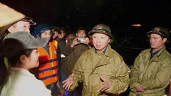 Phó Thủ tướng Trần Hồng Hà kiểm tra và thăm hỏi người dân bị ngập lụt tại Huế