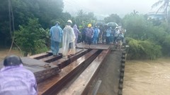 Khẩn trương lắp dựng cầu tạm, phục vụ đi lại cho người dân bị cô lập