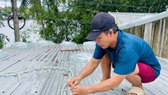 Người dân Quảng Ngãi dùng bao nước chèn mái nhà chống bão