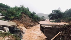 Cầu gãy đôi, cô lập hơn 280 hộ dân ở miền núi Quảng Ngãi