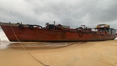 Lên phương án cứu hộ tàu sắt có 2.000 lít dầu bị sóng lớn đánh dạt vào bờ 