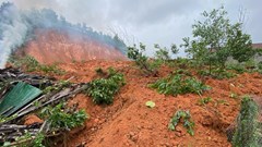 Đồi núi bất ngờ đổ ầm, hàng nghìn khối đất đá đổ xuống vùi lấp nhà dân