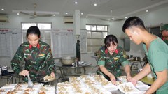 Bếp cơm ấm lòng người dân vùng lũ