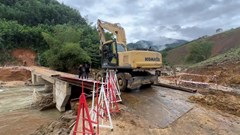 Lắp cầu tạm kết nối giao thông cho hơn 1.200 người dân ở xã Sơn Hà