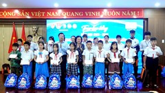 Trao 145 suất học bổng  từ Quỹ học bổng Vừ A Dính và Câu lạc bộ Vì Hoàng Sa - Trường Sa