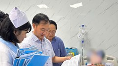 Thăm hỏi các bệnh nhân bị ngộ độc thực phẩm nghi do ăn bánh mì Hồng Vân