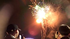 Pháo hoa rực rỡ bầu trời Quảng Ngãi chào đón năm mới Bính Ngọ