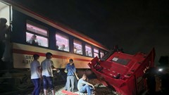 Container cố băng qua đường ray, bị tàu SE8 tông trực diện ở Quảng Ngãi