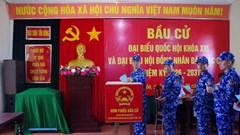 Cán bộ, chiến sĩ Cảnh sát biển thực hiện quyền bầu cử giữa trùng khơi Trường Sa