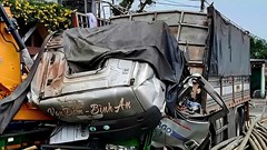 Va chạm giữa xe tải và xe đầu kéo trên Quốc lộ 1A, một người tử vong