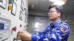 Người lính kỹ thuật và những đêm không ngủ giữa đại dương