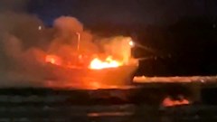 Cháy tàu cá khi neo đậu tại bãi ngang Vạn Tường, thiệt hại gần 1 tỉ đồng