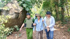 Khống chế đối tượng nghi rối loạn tâm thần dùng rựa cố thủ sau khi gây án