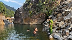 Tăng cường cảnh báo an toàn tại các điểm suối, hồ miền núi mùa du lịch