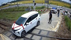 Quảng Ngãi: Xử phạt ô tô đám cưới vượt đèn đỏ, mắc kẹt trên đường sắt