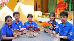 “Hồi sinh” vỏ keo bỏ đi thành đồ thủ công mỹ nghệ