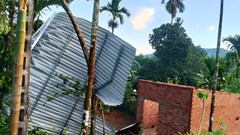 Lốc xoáy gây thiệt hại nặng tại Sơn Linh, hơn 70 nhà dân tốc mái