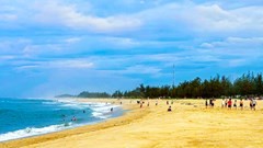 Chung tay giữ biển sạch, vun đắp tương lai du lịch xanh