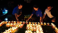  Hàng nghìn hoa đăng thắp sáng dòng sông tri ân các Anh hùng liệt sĩ ở Tịnh Khê