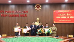 Trao Huân chương Lao động ghi nhận cống hiến của các nguyên lãnh đạo tỉnh