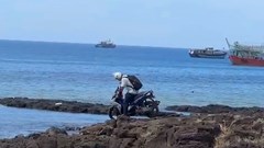 Du khách nước ngoài chạy xe máy lên Di tích quốc gia Cổng Tò Vò