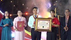 Mô hình “Bản đồ Việt Nam được ghép từ 8.100 lá cờ Tổ quốc” xác lập Kỷ lục Việt Nam 