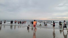 Tổ quản lý bãi biển Mỹ Khê kịp thời cứu 4 du khách gặp nạn