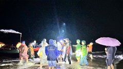 Lật thuyền trên biển Hà Tĩnh, một ngư dân mất tích 