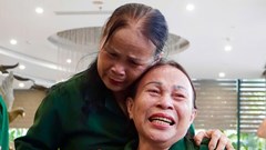 Những giọt nước mắt không khô trong cuộc hội ngộ “thời hoa lửa”