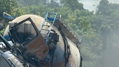 Hiện trường kinh hoàng xe đầu kéo bốc cháy ngùn ngụt trên quốc lộ 