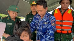 Bé gái 6 tuổi oà khóc gặp mẹ sau 13 giờ lênh đênh trên biển