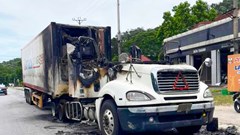 Xe container cháy rụi phần đầu, quốc lộ 1 rực lửa trong đêm