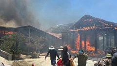 Cháy dữ dội thiêu rụi 5 nhà gỗ 7 tỉ đồng ở Hà Tĩnh