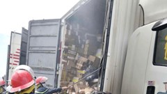 Cháy xe chuyển phát nhanh đang chạy trên đường