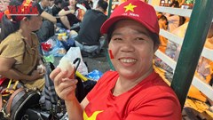 Người phụ nữ đùm cơm nắm, đi xe máy 100km xem tổng duyệt