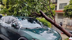 Kính toà nhà cao tầng rơi vỡ, nhiều ô tô hư hỏng