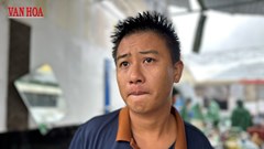 Người đàn ông cầm sổ ghi nợ bật khóc trước cửa hàng bị bão đánh tan 