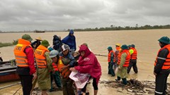 Đi thuyền tiếp cận “ốc đảo” Hồng Lam, sơ tán khẩn cấp 115 người