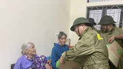 Phó Thủ tướng Trần Hồng Hà động viên bà con tại điểm tránh trú bão số 10