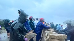 Sóng lớn đánh sạt lở kè biển trước giờ bão số 10 đổ bộ