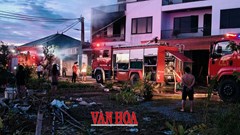 Cháy nhà sau bão số 10, giải cứu 5 người mắc kẹt