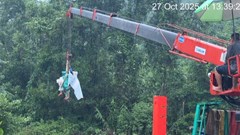 Dùng xe cẩu giải cứu 6 người mắc kẹt đường vào thủy điện Rào Trăng