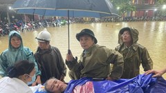 Nước lũ bao vây nhiều bệnh viện ở Huế, khẩn cấp di dời bệnh nhân