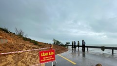 Sạt lở nghiêm trọng tuyến đường ven biển Hà Tĩnh