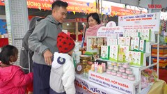 Đặc sản bốn phương hút khách tại Hội chợ Bắc Trung Bộ
