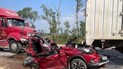 Hiện trường tai nạn ô tô bẹp dúm dưới gầm xe tải, 3 người nhập viện