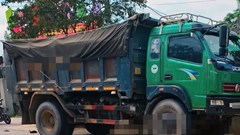 Xe tải chở đất va chạm xe máy điện, 2 mẹ con tử vong tại chỗ 