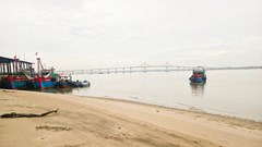 Hà Tĩnh: Nghịch lý cảng cá hiện đại, tàu vẫn phải canh thủy triều