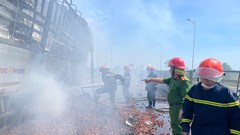 Xe tải chở mận bốc cháy trên cao tốc 